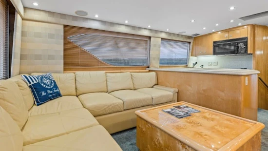 Hatteras 60 Enclosed Bridge Convertible Yacht For Sale