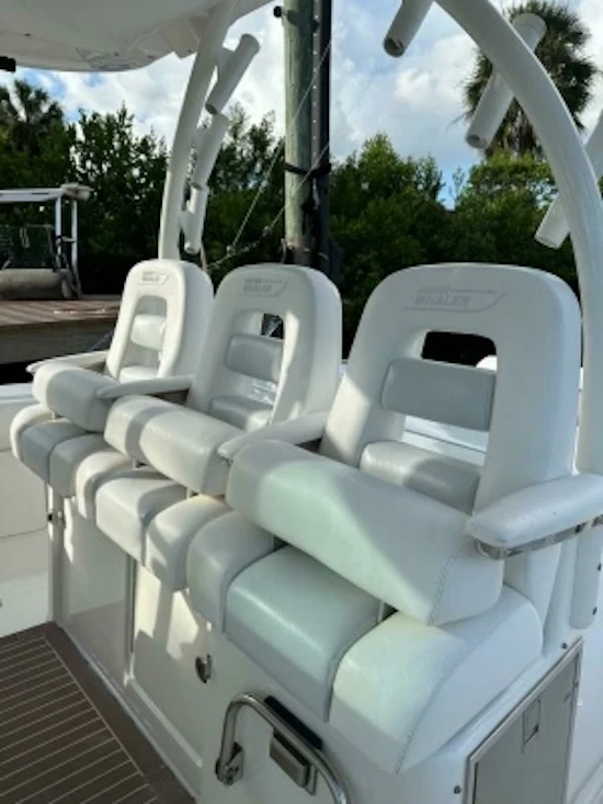 Boston Whaler 370 Outrage Yacht For Sale