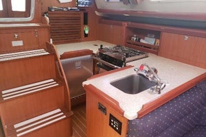 Picture Of: 33' Hunter 33 2011 Yacht For Sale | 4 of 10