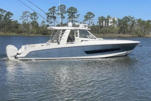 Boston Whaler 420 Outrage Yacht For Sale