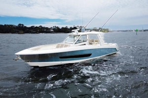 Boston Whaler 420 Outrage Yacht For Sale