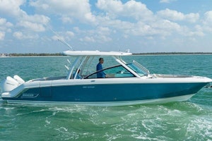 Boston Whaler 320 Vantage Yacht For Sale