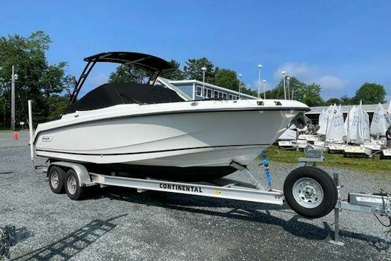 Boston Whaler 240 Vantage Yacht For Sale