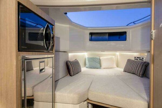 Jeanneau 10.5 CC Yacht For Sale
