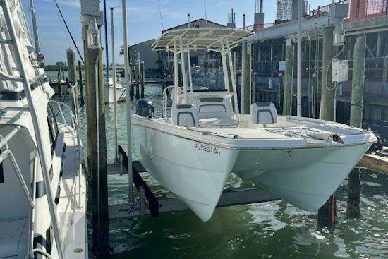 World Cat 230 CC Yacht For Sale