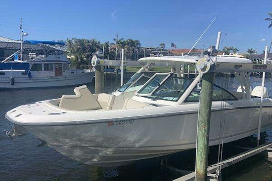 Boston Whaler 320 Vantage DC Yacht For Sale