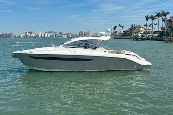 Pursuit 365i Sport Coupe Yacht For Sale