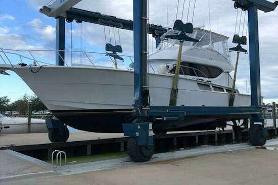 Hatteras 55 Convertible Yacht For Sale