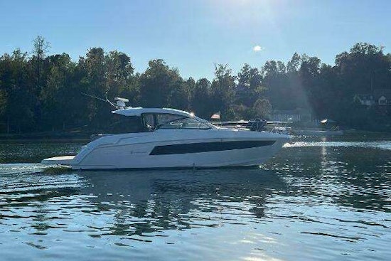 Cruisers Yachts Express Coupe Yacht For Sale