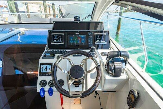 Sealine S330V Yacht For Sale