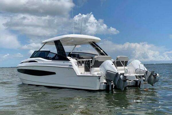 Aquila 32 Sport Yacht For Sale