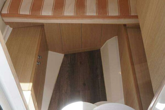 Aquila 32 Sport Yacht For Sale