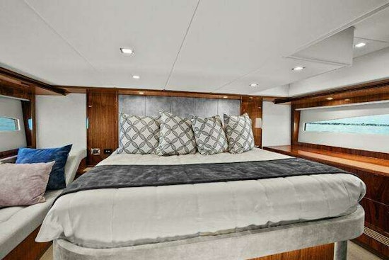 Riviera 5400 Sport Yacht Yacht For Sale