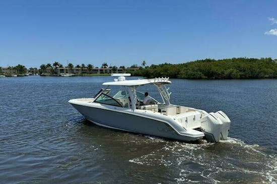 Boston Whaler 320 Vantage Yacht For Sale