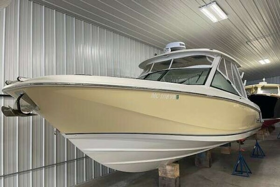 Boston Whaler 320 Vantage Yacht For Sale