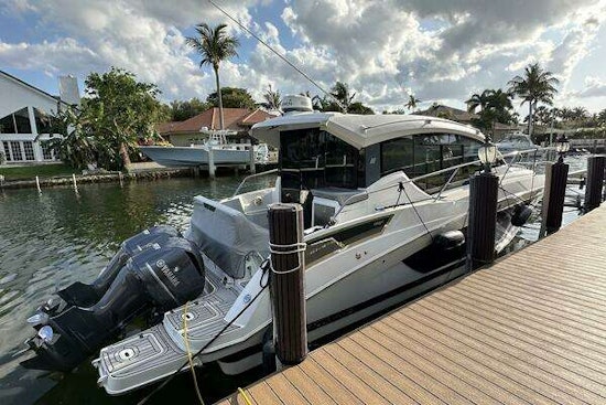 Four Winns Vista 355 Coupe Yacht For Sale