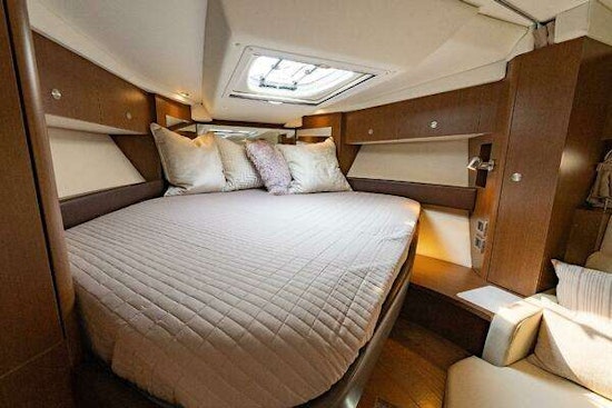 Sea Ray Sundancer 350 Coupe Yacht For Sale