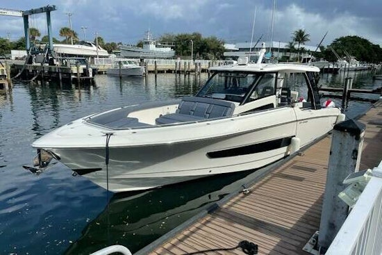 Boston Whaler  Yacht For Sale