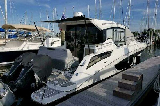 Four Winns Vista 355 Coupe OB Yacht For Sale