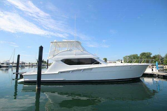 Hatteras 60 Convertible Yacht For Sale