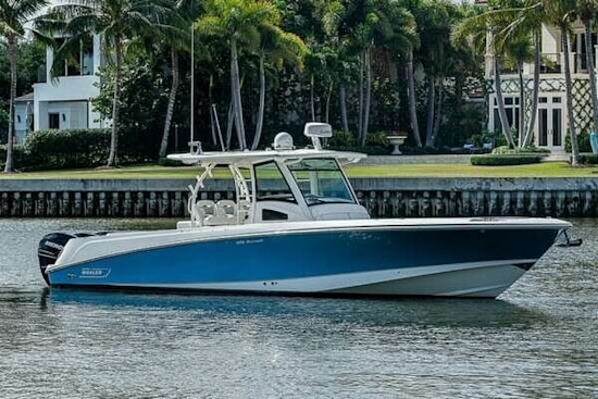 Boston Whaler 370 Outrage Yacht For Sale