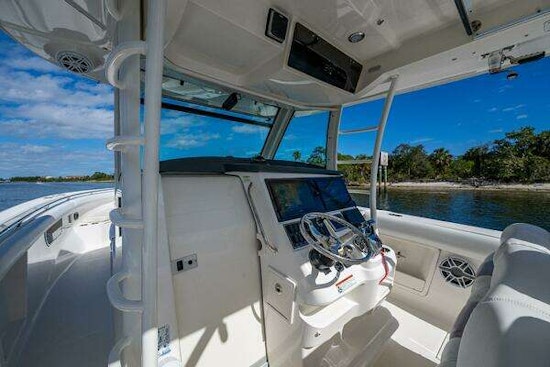 Boston Whaler 370 Outrage Yacht For Sale