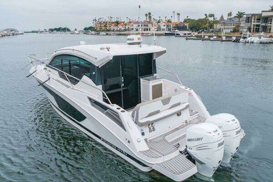 Four Winns Vista 355 Coupe Yacht For Sale