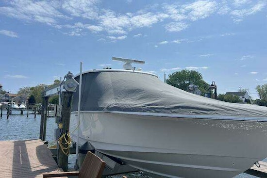 Boston Whaler Realm (SeaKeeper) Yacht For Sale