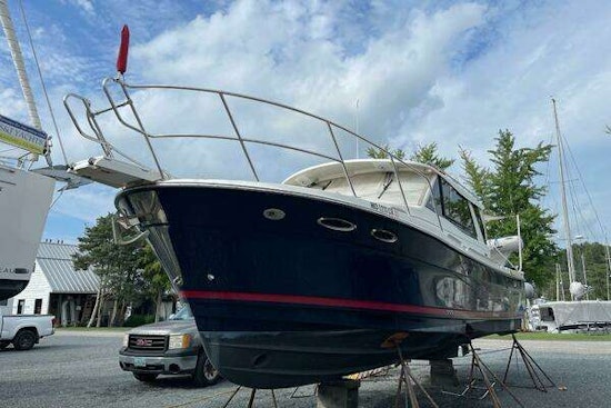 Cutwater 30 Sedan Yacht For Sale