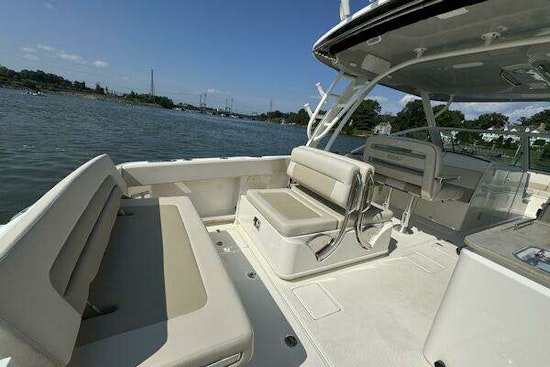 Boston Whaler 320 Vantage Yacht For Sale