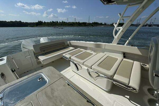 Boston Whaler 320 Vantage Yacht For Sale