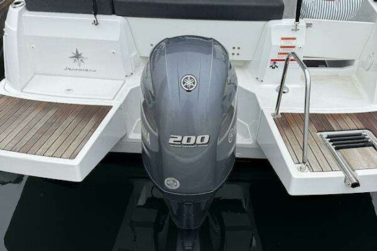 Jeanneau 795 Yacht For Sale