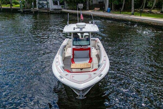 Boston Whaler 330 Outrage Yacht For Sale