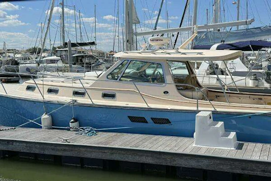 Island Packet 360 Hardtop Express Cruiser Yacht For Sale
