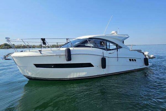Carver C37 Yacht For Sale