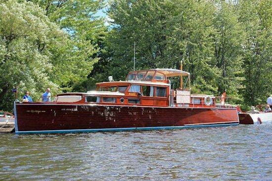 Chris-Craft Commuter Yacht For Sale