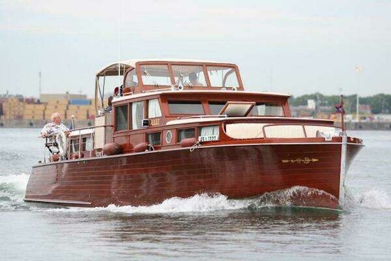 Chris-Craft Commuter Yacht For Sale