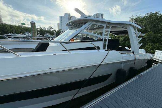 Boston Whaler 420 Outrage Yacht For Sale