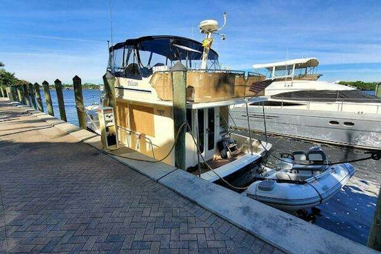 Mainship 430 Sedan Yacht For Sale
