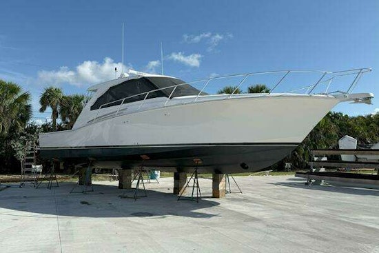 Hatteras GT45 Express Yacht For Sale