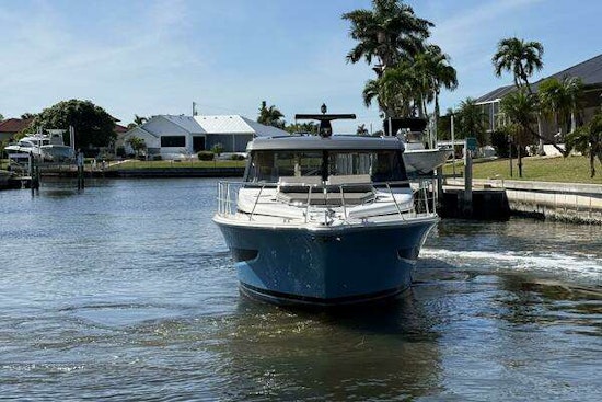 Riviera 395 SUV Yacht For Sale