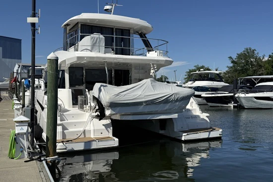 Aquila 54 ENCLOSED BRIDGE Yacht For Sale