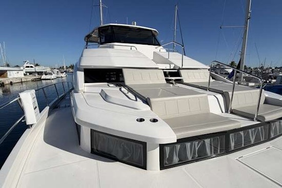 Aquila 54 ENCLOSED BRIDGE Yacht For Sale