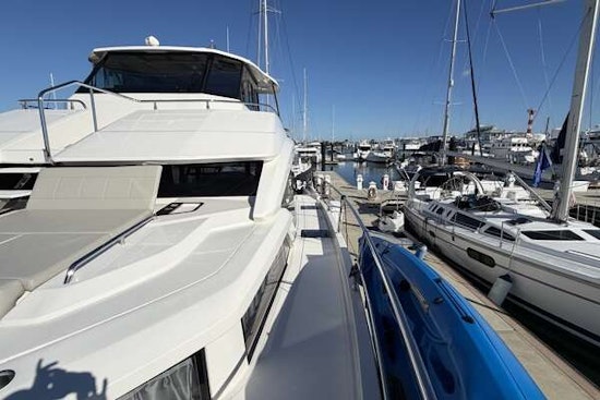 Aquila 54 ENCLOSED BRIDGE Yacht For Sale