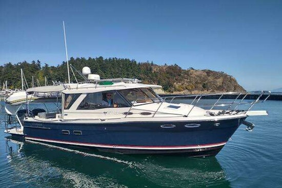 Cutwater C-32 Coupe Yacht For Sale