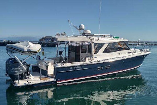Cutwater C-32 Coupe Yacht For Sale