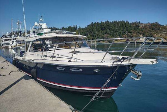 Cutwater C-32 Coupe Yacht For Sale