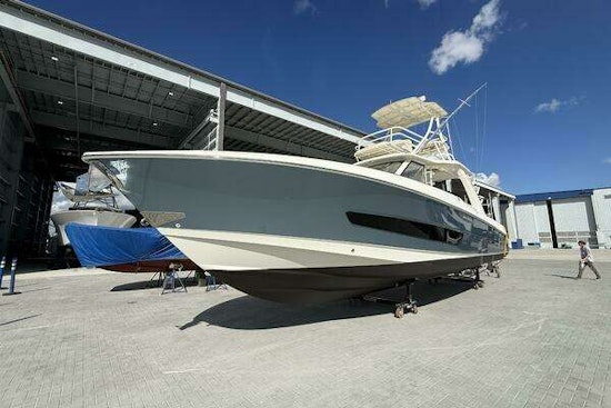 Boston Whaler 420 Outrage Yacht For Sale