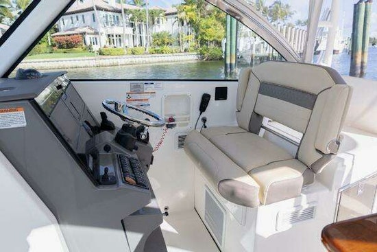 Pursuit DC 325 Dual Console Yacht For Sale