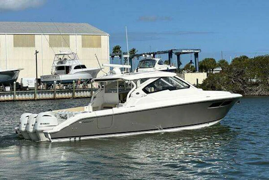 Pursuit 365 DC Yacht For Sale